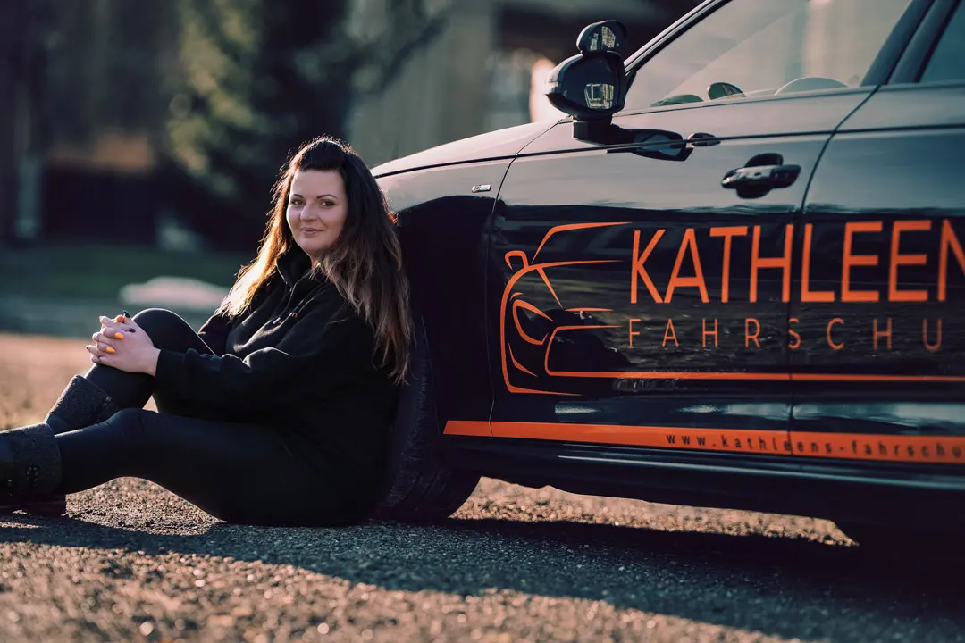 Fahrlehrerin Kathleen am Fahrschulauto